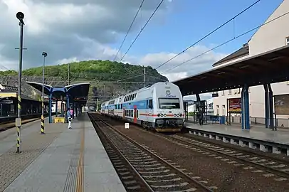 Ligne Prague-Děčín : train à deuxétages en gare d'Ústí nad Labem.