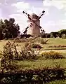 Vue d'un moulin dans le parc de la propriété.