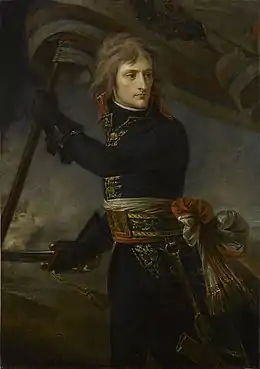 Portrait du général Napoléon Bonaparte en 1796, revêtu d'un uniforme brodé et ceint d'une écharpe tricolore, s'apprêtant à franchir un pont, le visage tourné vers la droite et le buste élancé en avant, brandissant un étendard de la main gauche et tenant son sabre de la main droite.