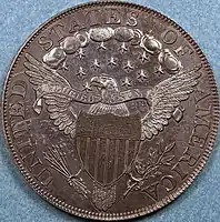 Le revers d'une pièce de monnaie représentant un aigle héraldique.