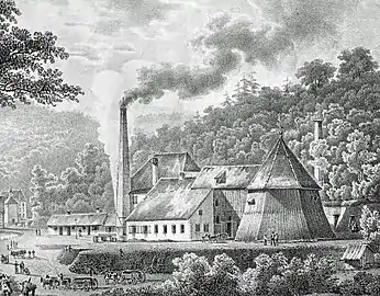 Le puits Saint-Louis, équipé d'un baritel (bâtiment incliné en bois) qui est resté en place après l'installation d'une machine à vapeur (cheminée) le remplaçant.