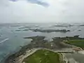 Plouguerneau : écueils avoisinant l'île Vierge vus du sommet du grand phare (au premier plan, l'île Valan).