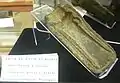 Valve de moule en bronze pour hache à douille ronde avec anneau latéral et ailerons simulés, trouvée à Plomeur (Musée de la préhistoire finistérienne de Penmarc'h)
