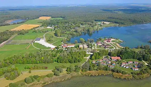 Madine 2 au fond : camping et centre équestre -Madine 3 au premier plan : stades, gymnases, école de voile, village de vacances, etc.