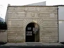 La porte vue depuis l'intérieur de l'enceinte.