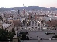 Las Quatre Colonnes vues depuis le palais de Montjuïc en 2012.