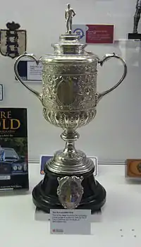 Photo couleur du trophée symbolisant la Coupe d'Angleterre de football.