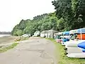 Le port de plaisance du Roz : terre-plein, baraques et étagères à annexes de bateau.