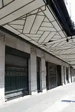 Portes et marquise du magasin 2, rue de la Monnaie.