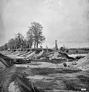 Travaux de réparation sur le canal latéral à Fourques.