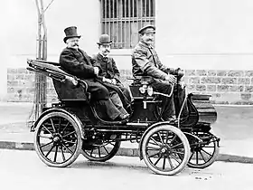 Armand Peugeot (1849-1915) et sa Peugeot Type 28 en 1900