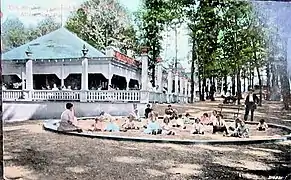 En 1900, enfants jouant au sable à Central park.