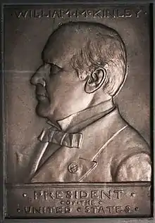 Médaille représentant le buste d'un homme.