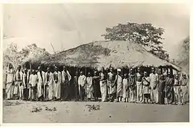 Jeunes initiés dans le village de Ntonda (1902)