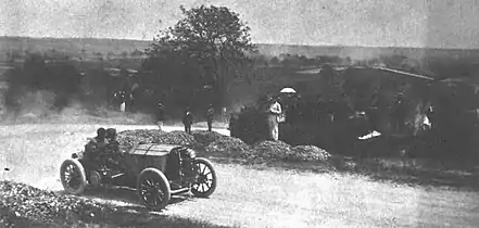 Photo d'Henri Rougier sur Turcat-Méry à la sortie d'une courbe.