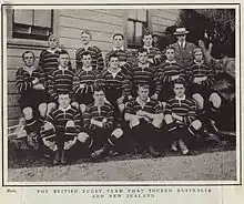 Photo noir et blanc d'une équipe de rugby. Les joueurs en maillot à rayures horizontales sont disposés sur trois rangs