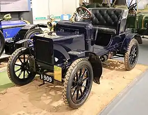 Une automobile ancienne dans un musée.
