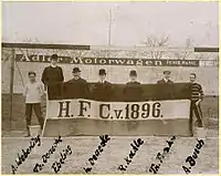 Drapeau du Hanovre 96 fièrement présenté à l'intérieur du stade en 1905