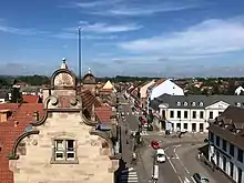 Ville de Brumath. Vue sur la rue principale de la Ville. Photo prise en hauteur depuis un bâtiment.