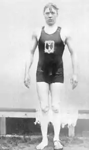 portrait noir et blanc en pied d'un homme en maillot de bain