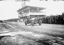 Victoire à la Coupe Vanderbilt 1908 de Joé Robertson, sur la Locomobile future "Old 16" (conçue par Andrew L. Riker).