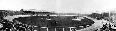 Photographie noir et blanc d'un stade de football