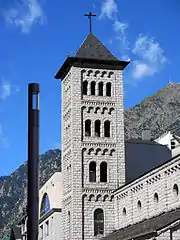Vue du clocher-tour à 4 étages