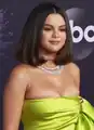 Selena Gomez interprète Alex Russo.