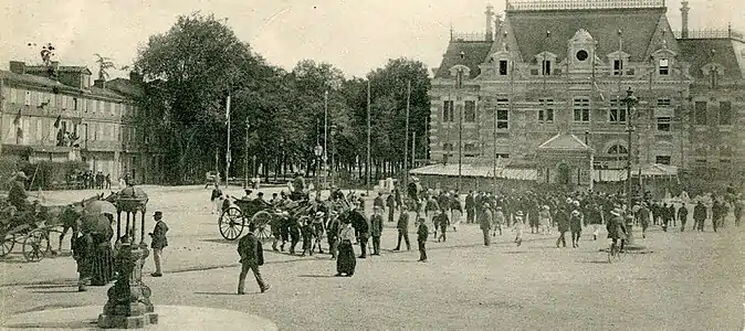 Hôtel de la Caisse d'épargne en construction sur la place du Manège, en 1912.