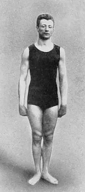 Photographie noir et blanc d'un homme en maillot de bain.