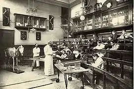 Lucien Montané en cours dans l'amphithéatre d'anatomie de l'ancienne école vétérinaire