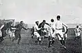 Derby entre le Stade toulousain (foncés) et le TOEC (blancs), en janvier 1913 dans le championnat des Pyrénées.
