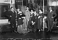 Répétition des acteurs pour le spectacle National Red Cross Pageant (en) : de gauche à droite, Guy Favieres, Helen Roche-Haggin, Ina Claire, Clifton Webb, Ivy Troutman (en), Eugene O'Brien, Jeanne Eagels et Ben Ali Haggin.