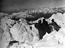 Tranchées autrichiennes dans la neige des Alpes.