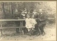 Gabriel Van Dievoet au Bois de la Cambre avec ses enfants et leurs cousins en 1919. On y distingue : assis de gauche à droite : Andrée de Gachassin-Lafite, Valentine Van Dievoet (1914-2005) et Gabriel Van Dievoet (1875-1934). Debout de gauche à droite : Léon Van Dievoet (1907-1993), Maurice Gachassin-Lafite, Jacques Gachassin-Lafite, René Van Dievoet (1908-1978) et Marcel du Bois de Dunilac (dcd 1947).