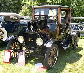 Une Ford T équipée de jantes en bois.