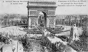 Arrivée du défilé de la Victoire à l'Arc de Triomphe.