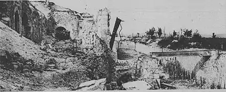 Dégât sur l'entrée, portail, pont fossé en juillet 1917.