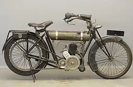 Triumph Junior (1920). À noter le frein arrière à sabot commandé par un levier au talon droit.