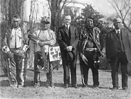 Coolidge est entouré d'Amérindiens en costumes traditionnels dans les jardins de la Maison-Blanche.