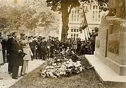 Doumergue entouré d'autres personnalités politiques et militaires devant le monument lors de son inauguration.