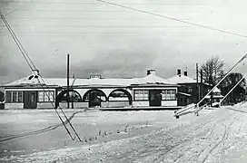 Le premier bâtiment de la gare,