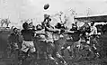 Le 9 décembre 1928, derby entre le Stade toulousain (en sombre) et le TOEC (en blanc), au stade des Ponts-Jumeaux (ici sur une touche).