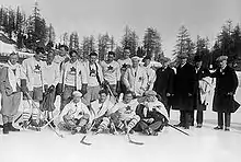 Photographie en noir et blanc de joueurs de hockey sur glace en extérieur