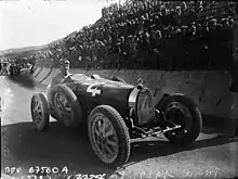 Photo d'Albert Divo derrière le volant de sa Bugatti en course.
