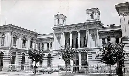 Le Palais des bains communaux.