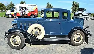 Coupé, avec siège de coffre déployé.