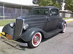 Coupé Model 40B ou B de 1934 à trois fenêtres, construit dans la tradition des hot rod des années 1950 avec des roues en acier de style années 1930 et des rangées de persiennes de capot.