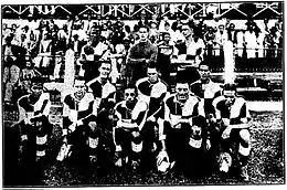photo noir et blanc d'une équipe de football disposée sur trois rangs
