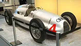 Auto de course Type D, ou « flèche d'argent », une machine de 460 ch.